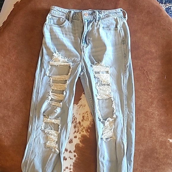 Hollister Ultra High Rise Destroyed Ripped Mom Jeans Size 26 - Picture 3 of 16